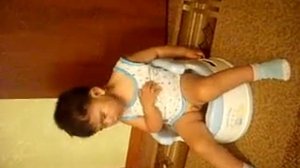 Сынок спит на горшке.wmv