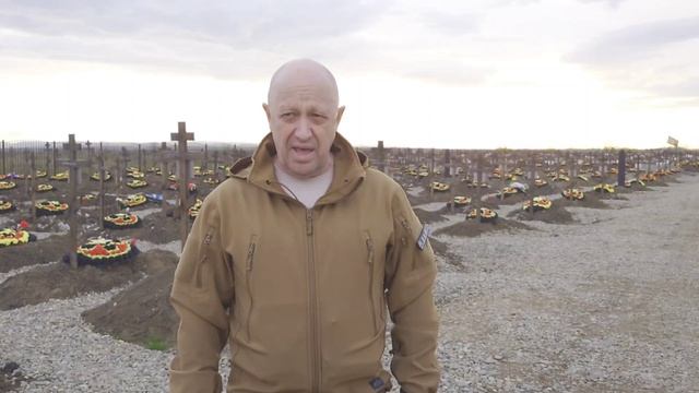 "Кладбище постоянно растет. Те, кто воюют, иногда погибают. Так устроена жизнь". смотреть онлайн