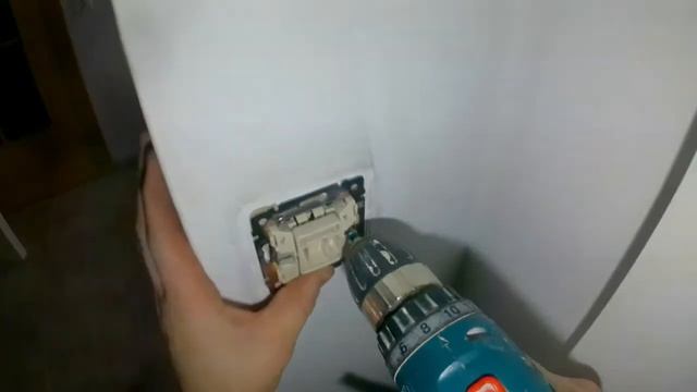 Установка внутреннего выключателя фирмы Legrand (легранд) в нишу без нового подрозетника смотреть онлайн