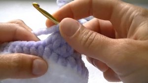 Вяжем детские пинетки крючком.