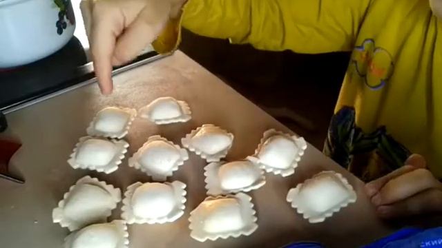 Рецепты от Андрюши! Как приготовить пельмени! Андрюша сам готовит пельмешки! Очень вкусно! смотреть онлайн