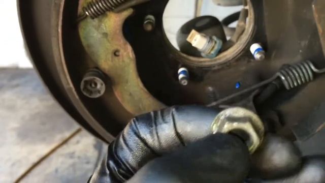 How to Replace the Rear Wheel Bearings on a 1998-2003 Toyota Sienna смотреть онлайн