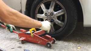 откручиваем сорванную гайку колеса