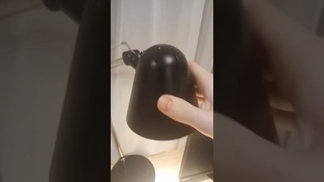 Как включить настольную лампу на деревянном столе смотреть онлайн