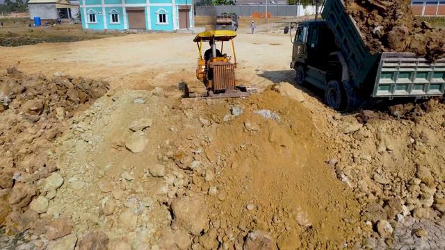 Dozer D20 & Truck 5ton pushing Sand for make a house смотреть онлайн