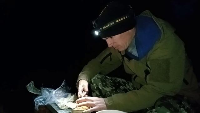 Лучшая снасть для осенней рыбалки. Сиди у костра, а рыба ловится. Так ловят налима. смотреть онлайн