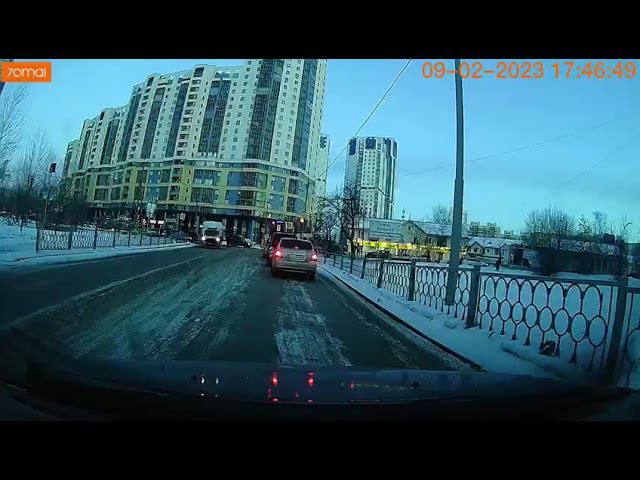 В Екатеринбурге водитель белого грузовика скрылся с места ДТП смотреть онлайн