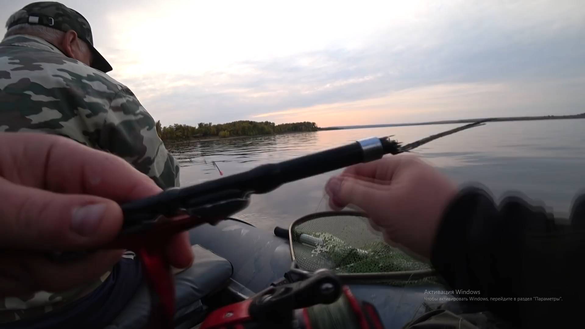 Сломал удочку, ловил на палец. Хотели уже уезжать и тут началось. Рыбалка на Волге смотреть онлайн
