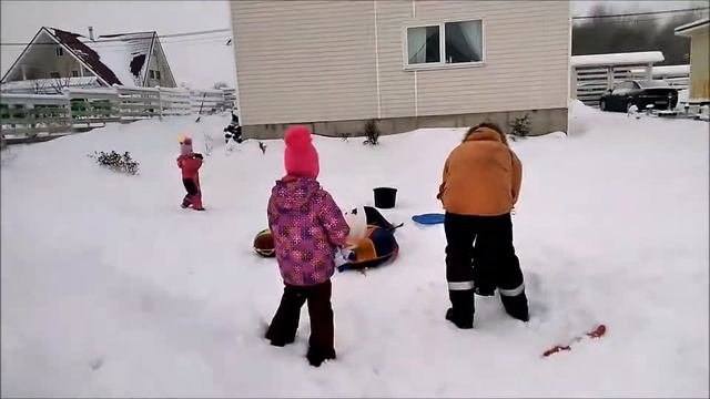 Разбиваем пиньяту СНЕЖИНКУ. Snowflake Pinata Smashing