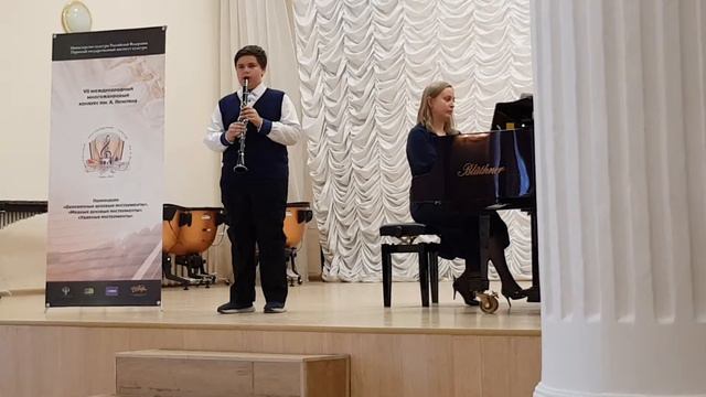 Андрей играет на кларнете. смотреть онлайн