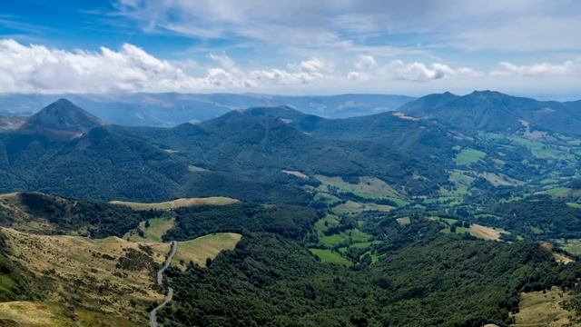 LES VOLCANS D'AUVERNE / ВУЛКАНЫ ОВЕРНИ смотреть онлайн