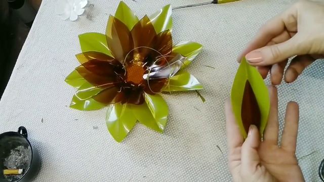 Большой послойный цветок из пластиковых бутылок смотреть онлайн