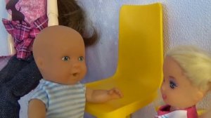 ПОКРАСИЛ ВОЛОСЫ В ЗЕЛЕНЫЙ! КАТЯ И МАКС ВЕСЕЛАЯ СЕМЕЙКА #мультики с куклами #барби