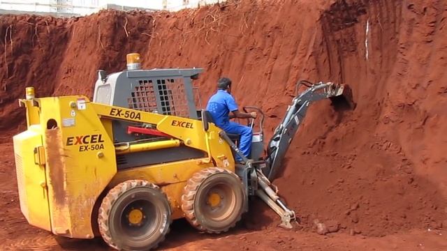 Mini carregadeira - EX-500A - equipada com retroescavadeira 1