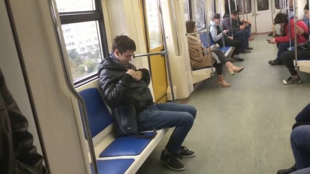 КАК ПРАВИЛЬНО СЛУШАТЬ МУЗЫКУ В МЕТРО?/ How to listen to music in the subway? смотреть онлайн