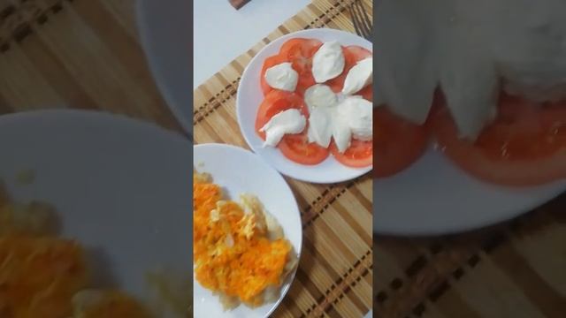 Треска с овощами. Салат капрезе с моцареллой смотреть онлайн