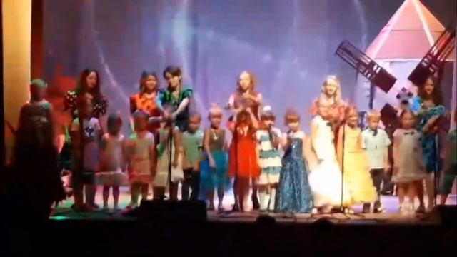 Младшая вокальная группа "Капельки" - Просто мы маленькие звезды смотреть онлайн