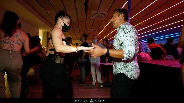 Queen of salsa dancing Bachata! Anita and Fabian Bachata sensual смотреть онлайн