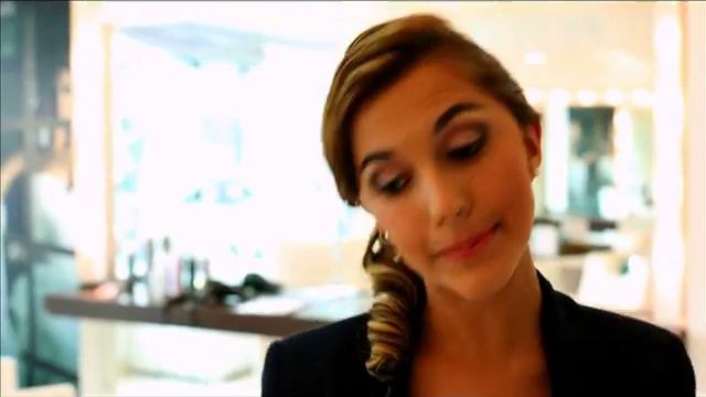 LOOK YUPS MANUELA CAMACHO смотреть онлайн