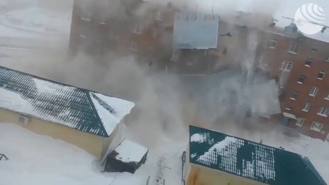 В Дудинке сильным ветром сорвало крышу пятиэтажки смотреть онлайн