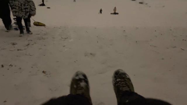 Парк Новознаменка в Санкт-Петербурге катаемся с горки зима пришла смотреть онлайн