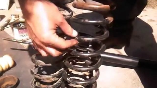 Видео замена задних амортизаторов Фольксваген Пассат - разборка заднего амортизатора смотреть онлайн