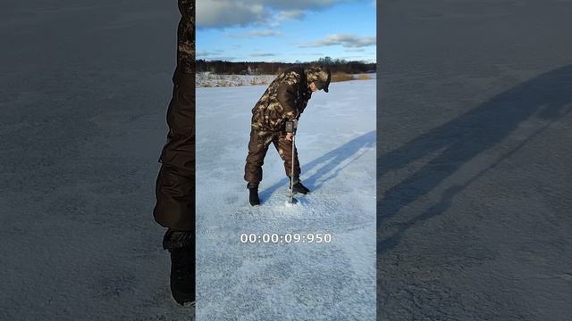 Бурю лунку за 15 секунд!!! Winter fishing #шуруповёрт #лунка #зимняярыбалка #зимняяловлярыбы смотреть онлайн