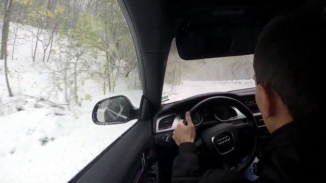 Audi S5 V8, 4.2 FSI drifts through the mountain смотреть онлайн