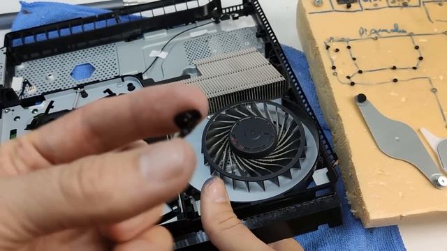 TUTO DÉMONTER NETTOYER SA PS4 SLIM ET CHANGER LA PÂTE THERMIQUE ! смотреть онлайн