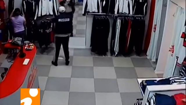 Кражи в магазинах и торговых центрах. Записи с камеры видеонаблюдения смотреть онлайн