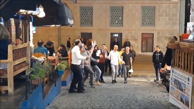Halay-turkish dance. Халай на улицах Стамбула смотреть онлайн