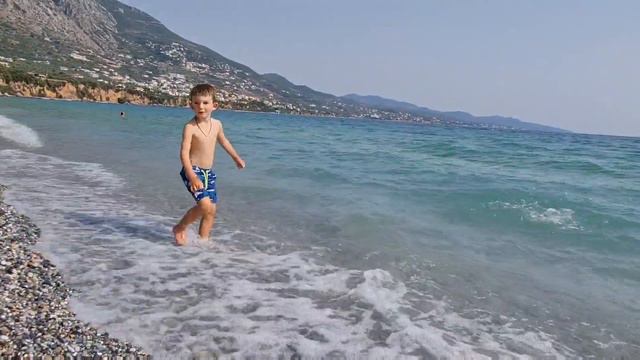 Разноцветные камни на галечном пляже смотреть онлайн