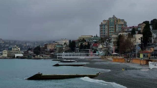 На Массандровском пляже в Ялте что-то происходит. Крым 2024 смотреть онлайн