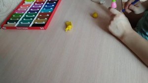 Лепим колобка из пластилина