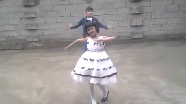 Брат поют Сестра танцует !! !Супер танец !!! смотреть онлайн