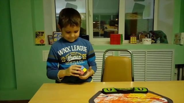 Каплин Саша собирает кубик 2х2х2 смотреть онлайн