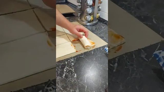 Сосиски с сыром в тесте с томатным соусом. мини пицца сосиска в тесте смотреть онлайн