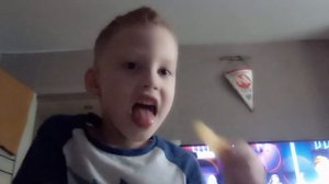 МУЖИК ЕСТ ЧИПСЫ И СМОТРИТ В КАМЕРУ