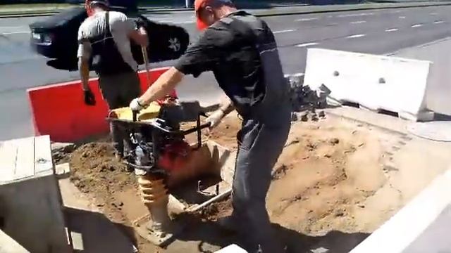 Обратная засыпка и трамбовка грунта фундаментов опор освещения смотреть онлайн