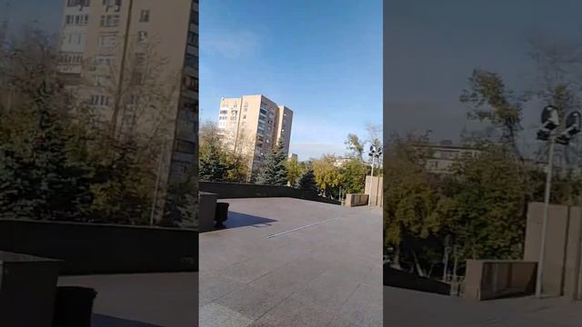 Рядом с этим театром можно сделать красивый автопортрет