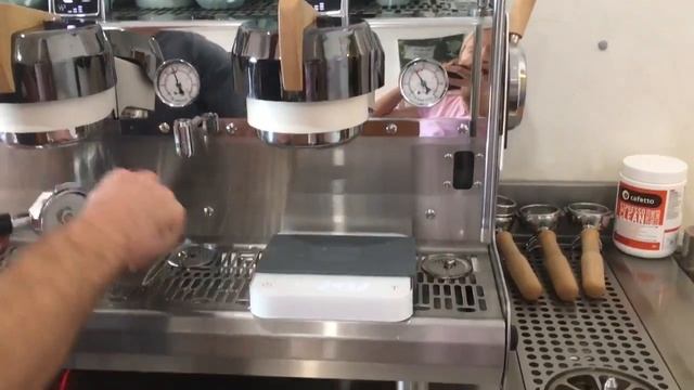 Test Basket Tutorial - How to test / check and adjust espresso machine multi group heads смотреть онлайн