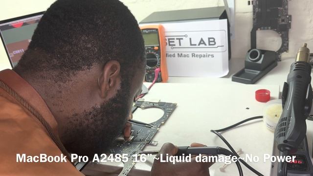 MacBook Pro 16 inches liquid damage No power. A2485 смотреть онлайн