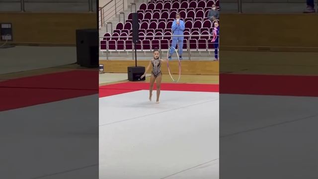 Старшая дочь Ксении Бородиной Маруся,на соревнованиях по гимнастике смотреть онлайн