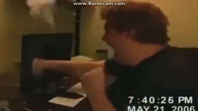 man punches computer because of scary maze game смотреть онлайн