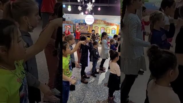 ДЕТСКАЯ ПЛОЩАДКА! ДЕД МОРОЗ ТАНЦУЕТ! ПОДГОТОВКУ К НОВОМУ ГОДУ! ГОРОД ПРОФЕССИЙ! МАСТЕР КЛАСС! смотреть онлайн