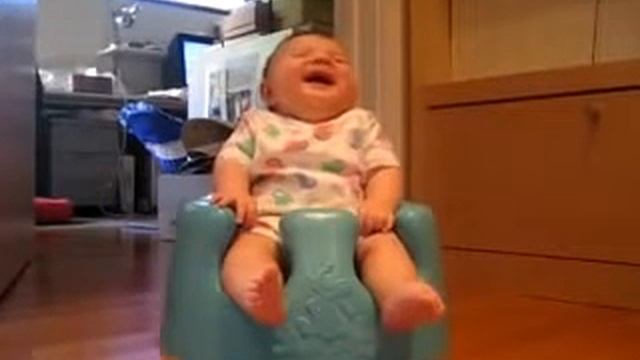 Малыш на горшке смеется, что будет дальше? смотреть онлайн