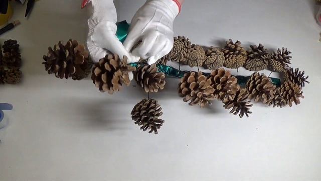 DIY Новогодний декор из шишек, шаров и лент из FixPrice смотреть онлайн