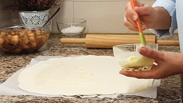 ШТРУДЕЛЬ ЯБЛОЧНЫЙ. ВЕНСКИЙ ШТРУДЕЛЬ. ТАЕТ ВО РТУ!!! #штрудельяблочный #яблочныйдесерт #штрудель смотреть онлайн