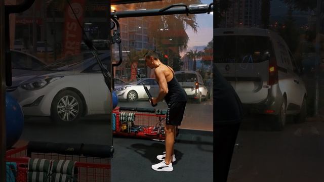 How To Do - Cable Pushdown with rope attachment. (Разгибания рук верхнего блока канатом) смотреть онлайн