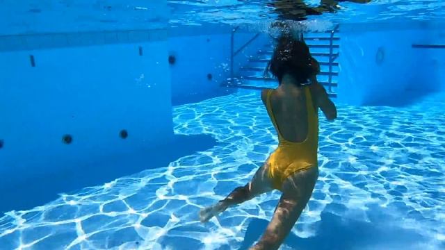 Carla Underwater - Fun time at the pool смотреть онлайн
